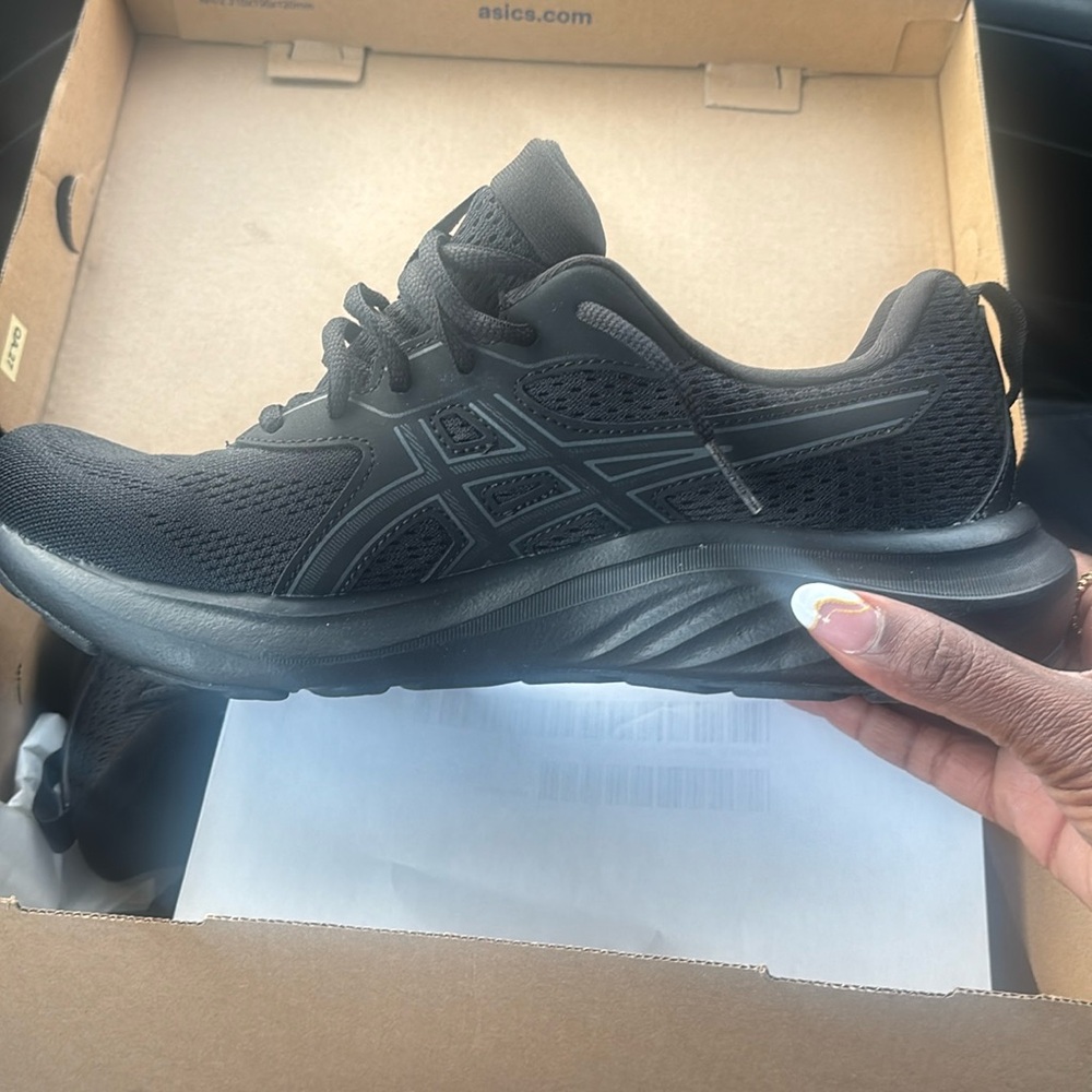 ASICS brand new size 9 women’s